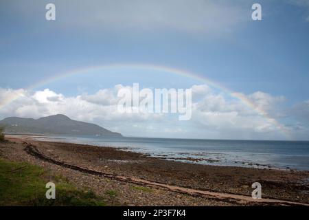 Regenbogen umrahmt Holy Island von Whiting Bay aus gesehen die Insel Arran Ayrshire Schottland Stockfoto