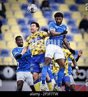 Genks Carlos Cuesta, STVV's Shinji Okazaki und Genks Mark McKenzie kämpfen um den Ball während eines Fußballspiels zwischen Sint-Truidense VV und KRC Genk, Sonntag, den 05. März 2023 in Sint-Truiden, am 28. Tag der ersten Division der belgischen Meisterschaft „Jupiler Pro League“ 2022-2023. BELGA FOTO JOHAN EYCKENS Stockfoto