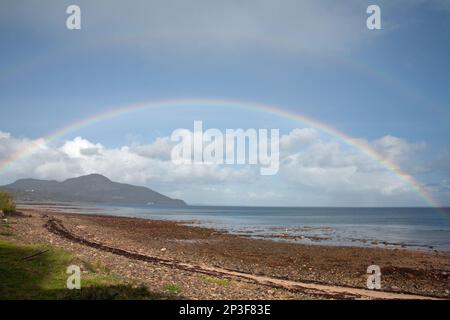 Regenbogen umrahmt Holy Island von Whiting Bay aus gesehen die Insel Arran Ayrshire Schottland Stockfoto