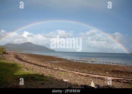 Regenbogen umrahmt Holy Island von Whiting Bay aus gesehen die Insel Arran Ayrshire Schottland Stockfoto