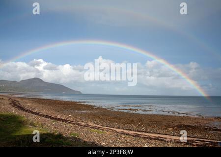 Regenbogen umrahmt Holy Island von Whiting Bay aus gesehen die Insel Arran Ayrshire Schottland Stockfoto