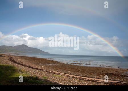 Regenbogen umrahmt Holy Island von Whiting Bay aus gesehen die Insel Arran Ayrshire Schottland Stockfoto