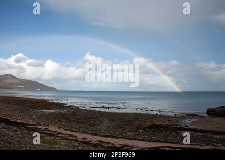 Regenbogen umrahmt Holy Island von Whiting Bay aus gesehen die Insel Arran Ayrshire Schottland Stockfoto