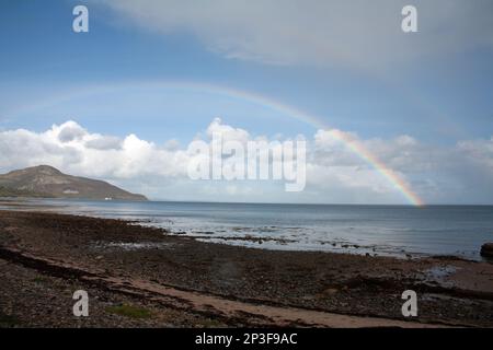 Regenbogen umrahmt Holy Island von Whiting Bay aus gesehen die Insel Arran Ayrshire Schottland Stockfoto