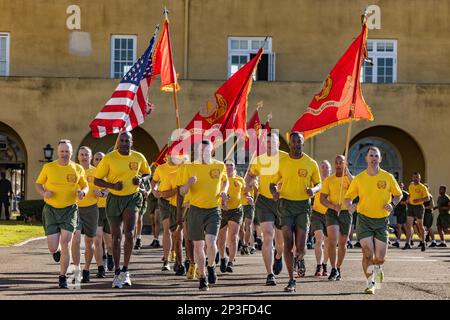 USA Marinekorps Brigade. General Jason L. Morris, kommandierender General des Marine Corps Recruit Depot (MCRD) San Diego und der Western Recruiting Region (vorne links), leitet zusammen mit Führungskräften des Recruit Training Regiment einen Motivational Run für Echo Company, 2. Recruit Training Battalion, am MCRD San Diego, 2. Februar 2023. Der Motivationslauf ist die letzte körperliche Übung, die Marines während ihres Aufenthalts im MCRD durchführen. Stockfoto