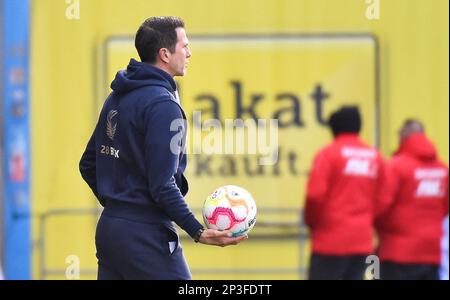 Rostock, Deutschland. 05. März 2023. Fußball: 2. Bundesliga, Hansa Rostock - Karlsruher SC, Matchday 23, Ostseestadion. Rostock Trainer Patrick Glöckner hält den Ball. Kredit: Gregor Fischer/dpa - WICHTIGER HINWEIS: Gemäß den Anforderungen der DFL Deutsche Fußball Liga und des DFB Deutscher Fußball-Bund ist es verboten, im Stadion aufgenommene Fotos und/oder das Spiel in Form von Sequenzbildern und/oder videoähnlichen Fotoserien zu verwenden oder verwenden zu lassen./dpa/Alamy Live News Stockfoto