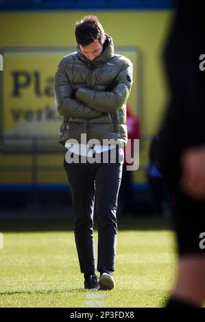 Rostock, Deutschland. 05. März 2023. Fußball: 2. Bundesliga, Hansa Rostock - Karlsruher SC, Matchday 23, Ostseestadion. Karlsruhes Trainer Christian Eichner geht die Seitenlinie hoch und runter. Kredit: Gregor Fischer/dpa - WICHTIGER HINWEIS: Gemäß den Anforderungen der DFL Deutsche Fußball Liga und des DFB Deutscher Fußball-Bund ist es verboten, im Stadion aufgenommene Fotos und/oder das Spiel in Form von Sequenzbildern und/oder videoähnlichen Fotoserien zu verwenden oder verwenden zu lassen./dpa/Alamy Live News Stockfoto