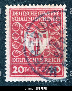 Briefmarke gedruckt in Deutschland, das Münchner Wappen zeigt, ca. 1922. Stockfoto