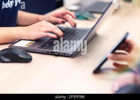 Scannen von QR-Code-Tickets für Ereignisse. Ein Geschäftsmann, der sich mit seinem Smartphone für eine Geschäftskonferenz anmeldet Stockfoto