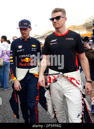 Red Bull's Max Verstappen (links) und Haas' Nico Hulkenberg vor dem Bahrain Grand Prix auf der Bahrain International Circuit, Sakhir. Foto: Sonntag, 5. März 2023. Stockfoto