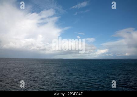 Sturmwolken über den Firth of Clyde, von der Fähre Caledonian Isles aus gesehen, die zwischen Brodick auf der Insel Arran und Ardrossan verkehrt Stockfoto