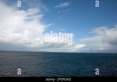 Sturmwolken über den Firth of Clyde, von der Fähre Caledonian Isles aus gesehen, die zwischen Brodick auf der Insel Arran und Ardrossan verkehrt Stockfoto