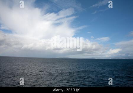 Sturmwolken über den Firth of Clyde, von der Fähre Caledonian Isles aus gesehen, die zwischen Brodick auf der Insel Arran und Ardrossan verkehrt Stockfoto