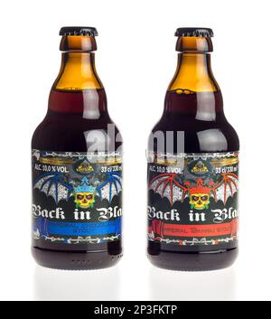 Flaschen belgisches „Back in Black“-Bier, isoliert auf weißem Hintergrund Stockfoto