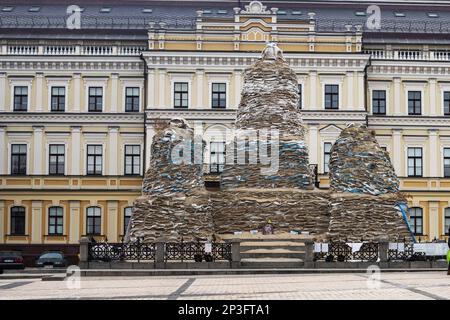 Stärkung des Denkmals Bohdan Khmelnytsky mit Sandsäcken auf dem Platz Sofiyivska in Kiew. Krieg in der Ukraine Stockfoto