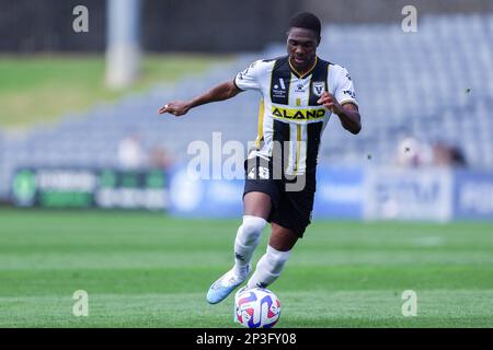 5. März 2023; Campbelltown Stadium, Sydney, NSW, Australien: A-League Fußball, MacArthur FC gegen Brisbane Roar; Alhassan Toure vom MacArthur FC führt durch das Mittelfeld Stockfoto