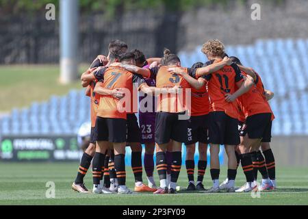 5. März 2023; Campbelltown Stadium, Sydney, NSW, Australien: A-League Fußball, MacArthur FC gegen Brisbane Roar; Brisbane Roar Spieler treffen sich vor Spielbeginn Stockfoto