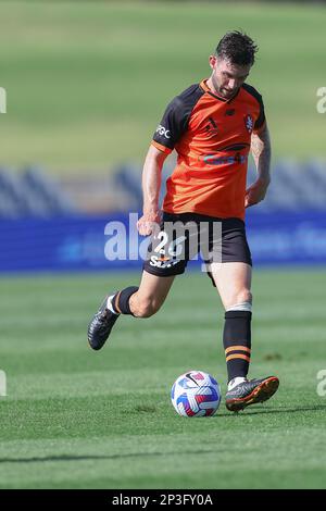 5. März 2023; Campbelltown Stadium, Sydney, NSW, Australien: A-League Fußball, MacArthur FC gegen Brisbane Roar; Jay O'Shea von Brisbane Roar spielt den Ball aus der Verteidigung Stockfoto