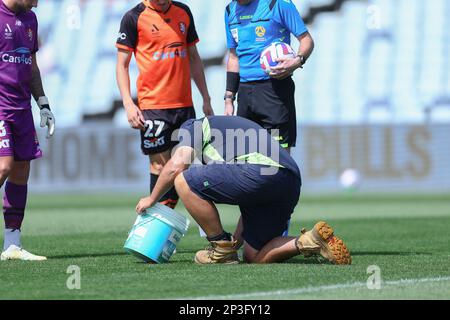 5. März 2023; Campbelltown Stadium, Sydney, NSW, Australien: A-League Fußball, MacArthur FC gegen Brisbane Roar; Ein Botenschütze repariert die beschädigte Spielfläche Stockfoto