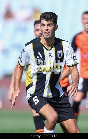 5. März 2023; Campbelltown Stadium, Sydney, NSW, Australien: A-League Fußball, MacArthur FC gegen Brisbane Roar; Jonathan Aspropotamitis vom MacArthur FC sieht zu, wie ein Kreuz in die Gegend kommt, um sich zu verteidigen Stockfoto