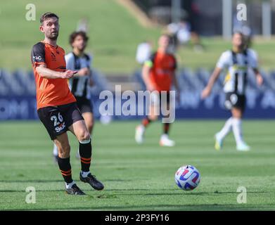 5. März 2023; Campbelltown Stadium, Sydney, NSW, Australien: A-League Fußball, MacArthur FC gegen Brisbane Roar; Jay O'Shea von Brisbane Roar läuft auf den Ball Stockfoto