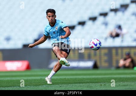 5. März 2023; Campbelltown Stadium, Sydney, NSW, Australien: A-League Fußball, MacArthur FC gegen Brisbane Roar; Daniel Arzani vom MacArthur FC übt seine Schießerei vor dem Spiel Stockfoto