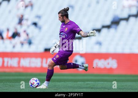 5. März 2023; Campbelltown Stadium, Sydney, NSW, Australien: A-League Fußball, MacArthur FC gegen Brisbane Roar; Jordan Holmes von Brisbane Roar räumt das obere Feld Stockfoto