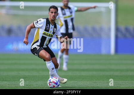 5. März 2023; Campbelltown Stadium, Sydney, NSW, Australien: A-League Fußball, MacArthur FC gegen Brisbane Roar; Daniel Arzani vom MacArthur FC kontrolliert den Ball im Mittelfeld Stockfoto