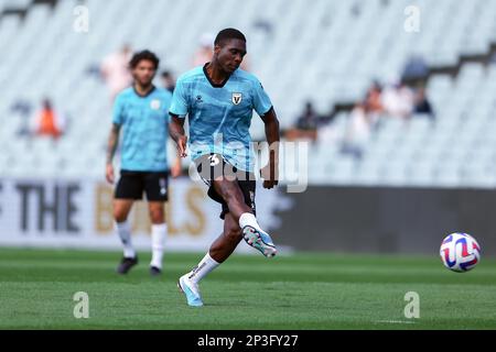 5. März 2023; Campbelltown Stadium, Sydney, NSW, Australien: A-League Fußball, MacArthur FC gegen Brisbane Roar; Alhassan Toure vom MacArthur FC übt sein Schießen vor dem Spiel Stockfoto