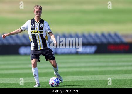 5. März 2023; Campbelltown Stadium, Sydney, NSW, Australien: A-League Fußball, MacArthur FC gegen Brisbane Roar; Jake Hollman vom MacArthur FC fährt durch das Mittelfeld Stockfoto