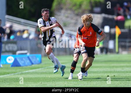 5. März 2023; Campbelltown Stadium, Sydney, NSW, Australien: A-League Fußball, MacArthur FC gegen Brisbane Roar; Matthew Millar vom MacArthur FC beobachtet sein Kreuz im Strafbereich Stockfoto