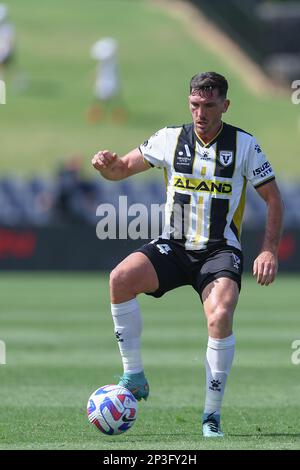 5. März 2023; Campbelltown Stadium, Sydney, NSW, Australien: A-League Fußball, MacArthur FC gegen Brisbane Roar; Matthew Millar vom MacArthur FC spielt den Ball aus der Verteidigung Stockfoto