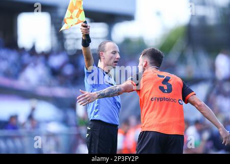 5. März 2023; Campbelltown Stadium, Sydney, NSW, Australien: A-League Fußball, MacArthur FC gegen Brisbane Roar; Jordan Courtney-Perkins von Brisbane Roar zeigt dem Linienmann seine Gefühle Stockfoto