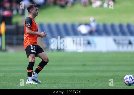 5. März 2023; Campbelltown Stadium, Sydney, NSW, Australien: A-League Fußball, MacArthur FC gegen Brisbane Roar; Nikola Mileusnic von Brisbane Roar läuft, um einen Pass zu erhalten Stockfoto