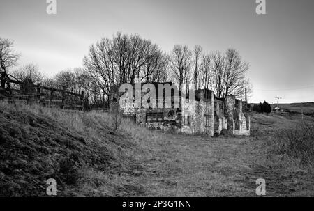 Die ehemalige Ruine des Horse and Jockey Pub neben der Huddersfield Road A62 im Troak Hey NOOK, Castleshaw bei Standedge, Saddleworth Stockfoto