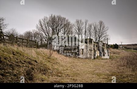 Die ehemalige Ruine des Horse and Jockey Pub neben der Huddersfield Road A62 im Troak Hey NOOK, Castleshaw bei Standedge, Saddleworth Stockfoto