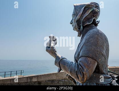 Bronzeskulptur der Geologin Mary Anning mit einem Fossil an der Jurassic Coast, Lyme Regis, Dorset, England, Großbritannien Stockfoto