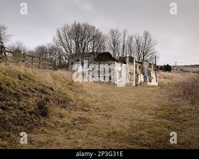 Die ehemalige Ruine des Horse and Jockey Pub neben der Huddersfield Road A62 im Troak Hey NOOK, Castleshaw bei Standedge, Saddleworth Stockfoto