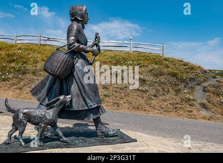 Bronzeskulptur der Geologin Mary Anning mit einem Fossil an der Jurassic Coast, Lyme Regis, Dorset, England, Großbritannien Stockfoto