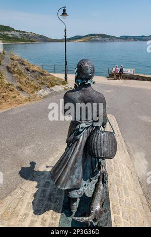 Bronzeskulptur der Geologin Mary Anning an der Jurassic Coast Lyme Regis, Dorset, England, Großbritannien Stockfoto