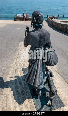 Bronzeskulptur der Geologin Mary Anning an der Jurassic Coast Lyme Regis, Dorset, England, Großbritannien Stockfoto