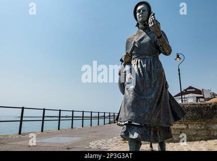 Bronzeskulptur der Geologin Mary Anning mit einem Fossil an der Jurassic Coast, Lyme Regis, Dorset, England, Großbritannien Stockfoto