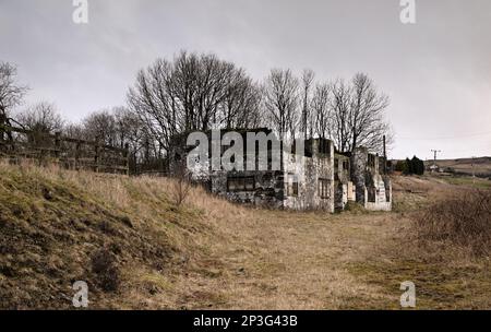 Die ehemalige Ruine des Horse and Jockey Pub neben der Huddersfield Road A62 im Troak Hey NOOK, Castleshaw bei Standedge, Saddleworth Stockfoto