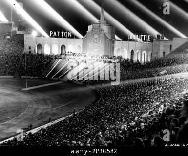 Ein Foto der Menge im Coliseum in Los Angeles, mit Lieutenant General George Patton und Lieutenant General James H. Doolittle Stockfoto