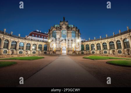 Carillon Pavillon (Glockenspielpavillon) des Zwinger Schlosses bei Nacht - Dresden, Sachsen, Deutschland Stockfoto