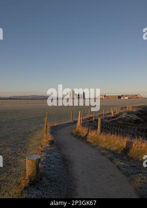 Whitby Abbey vom Cleveland Way Pfad, Abbey Plain zum Saltwick Bay Abschnitt in der Nähe von Whitby, North Yorkshire. Stockfoto