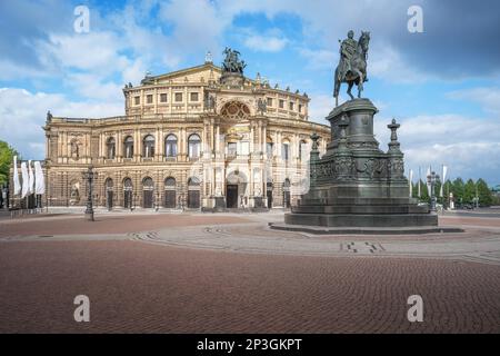 Semperoper Oper und König Johann von Sachsen Statue am Theaterplatz - Dresden, Deutschland Stockfoto