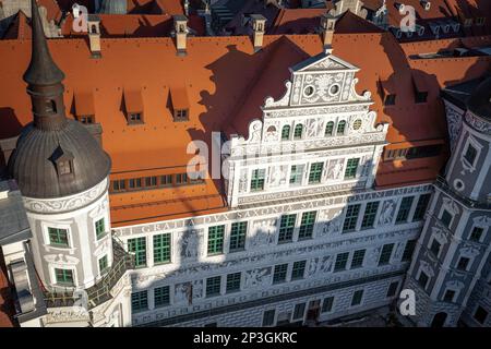 Blick aus der Vogelperspektive auf den großen Innenhof des Dresdner Schlosses (Residenzschloss) - Dresden, Sachsen, Deutschland Stockfoto