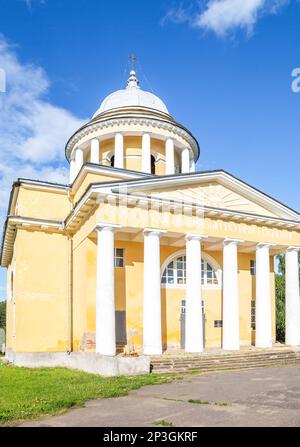 Kathedrale der Himmelfahrt der Heiligen Jungfrau Maria (1832) in Lyubytino, Region Novgorod, Russland Stockfoto