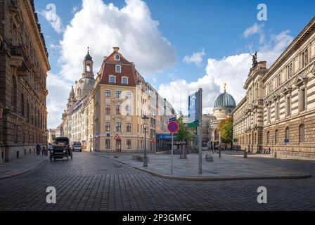 Rampische Straße mit Kunstakademie, Albertinum und Frauenkirche - Dresden, Sachsen, Deutschland Stockfoto